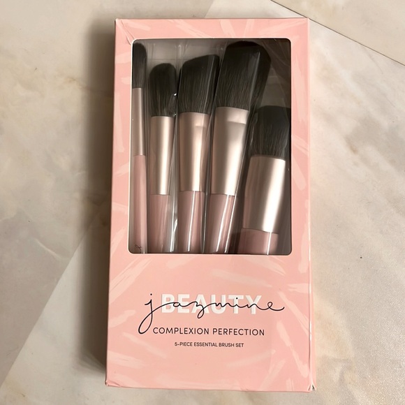 Jazmine Beauty Other - Jazmine Beauty, five piece essential brush set